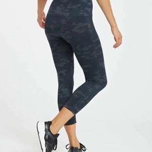 Spanx Womens M Look At Me Now Black Camo Seamless Cropped Leggings